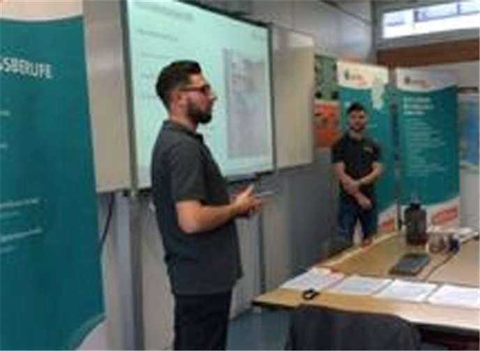 Im Vorfeld des Betriebsbesuchs hatten die Brüder und Verallia-Auszubildenden Shaban und Ardian Rizvanaj bereits in der Schule über die Abläufe bei der Glasherstellung referiert.