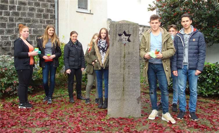 Im Vorfeld des Gedenkens an die "Reichskristallnacht" reinigten Schüler der Realschule plus die Stolpersteine in Mendig. privat