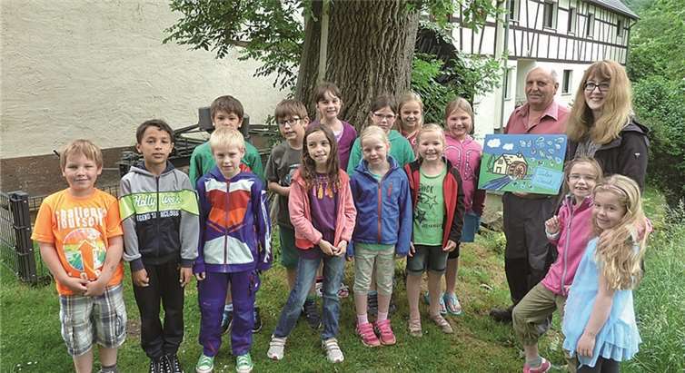 Im Vorfeld des Mühlenbesuchs hatten sich die Kinder bereits in der Schule Gedanken gemacht und jedes für sich eine Mühle gemalt.privat
