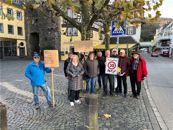 Im Vorfeld zur Abstimmung des Bundesrates zum Straßenverkehrsgesetz trafen sich Anwohner der Endertstraße mit Vertretern der Grünen. Foto: privat