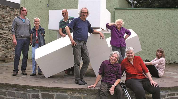 Im Vorgriff auf ihre Berliner Präsentation „Blickwinkel“ stellten die Beteiligten in Remagen ein zentrales Ausstellungsstück vor: Dieter Wessinger (v. l.), Bianca Vogel, Chris Wickenden, Herbert Höcky, Christoph Noebel, Christina Fuchs, Molly Noebel und Irene Eigenbrodt. -HG-