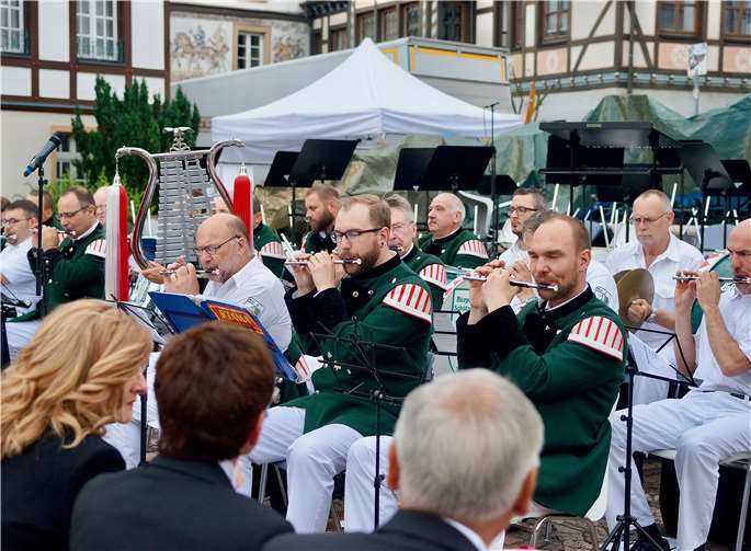 Ein echter Höhepunkt im Jubiläumsjahr Im Vorprogramm stimmte das Tambourcorps der Bürgerschützen auf den Auftritt des Heeresmusikkorps ein.