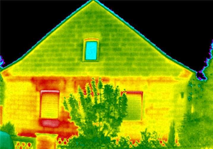 Im Wärmebild lässt sich erkennen, dass über Rollladenkästen und Fensterbänken der linken Haushälfte viel Wärme nach draußen gelangt. Diese ist im Bild rot gefärbt. Verbraucherzentrale Rheinland-Pfalz e.V.