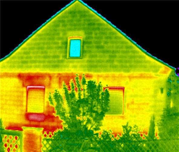 Im Wärmebild lässt sich erkennen, dass über Rollladenkästen und Fensterbänke der linken Haushälfte viel Wärme, im Bild rot gefärbt, nach draußen gelangt.