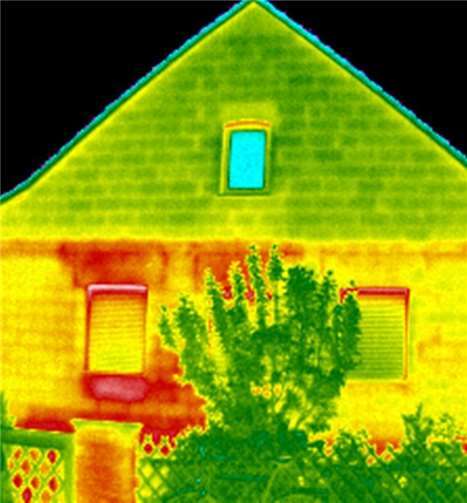 Im Wärmebild lässt sich erkennen, dass über Rollladenkästen und Fensterbänke der linken Haushälfte viel Wärme nach draußen gelangt.Verbraucherzentrale Rheinland-Pfalz e.V.