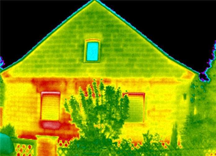 Im Wärmebild lässt sich erkennen, dass über Rollladenkästen und Fensterbänke der linken Haushälfte viel Wärme nach draußen gelangt (im Bild rot gefärbt). Foto: Verbraucherzentrale Rheinland-Pfalz e. V: