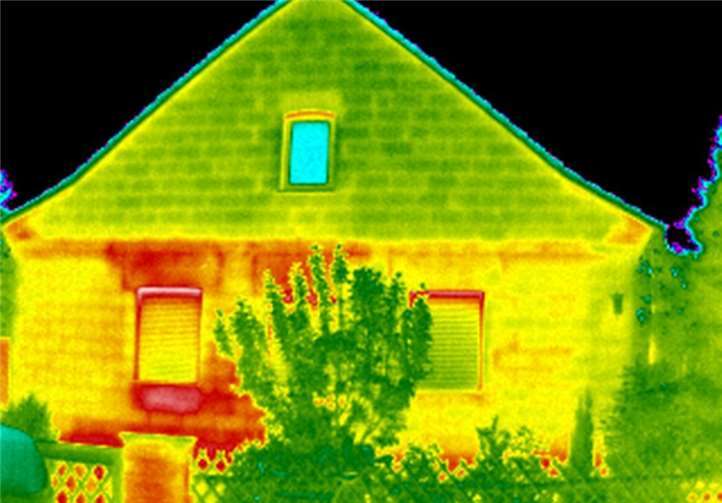 Im Wärmebild lässt sich erkennen, dass über Rollladenkästen und Fensterbänke der linken Haushälfte viel Wärme nach draußen gelangt (im Bild rot gefärbt). Foto: Verbraucherzentrale Rheinland-Pfalz e.V.