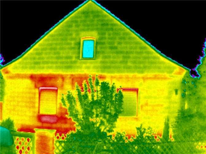 Im Wärmebild lässt sich erkennen, dass über Rollladenkästen und Fensterbänke der linken Haushälfte viel Wärme nach draußen gelangt (im Bild rot gefärbt).  Foto: Verbraucherzentrale Rheinland-Pfalz e.V.