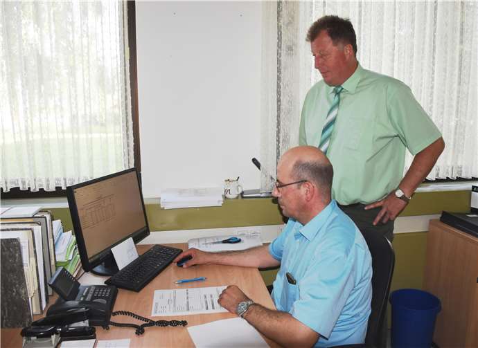 Im Wahlamt schauten sich VG Bürgermeister Horst Rasbach rechts und Büroleiter Hans Joachim Kehl die Wahlergebnisse an.