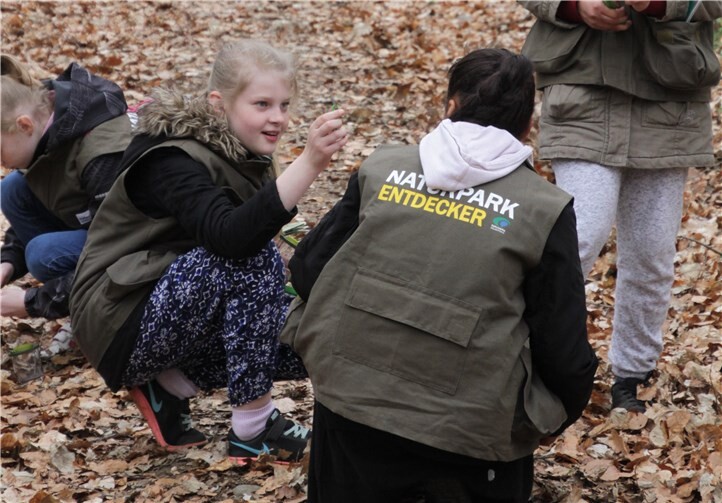 Im Wald fanden die Kinder viele spannende Dinge.