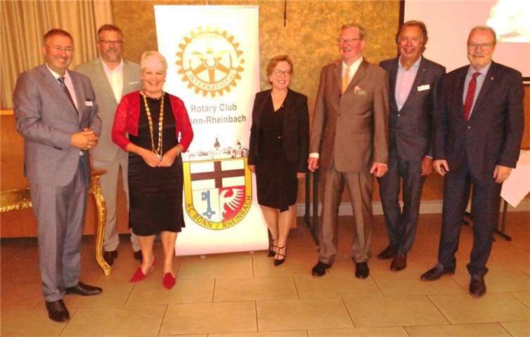 Im Waldhotel in Rheinbach versammelten sich die Festgäste (v.l.n.r.): Incoming Governor Christian Schütte; Nikolaus Richter, Präsident RC Bonn International; Lady Governor Birgitta Radermacher; Angelica Netz, Präsidentin RC Euskirchen-Burgfey; Georg Kovermann, Präsident RC Bonn-Rheinbach; Karl Esser, Incoming Präsident RC Bonn-Rheinbach; Michael Firmenich, Präsident Lions Clubs Bonn-Rhenobacum.  Foto: Rotary Club Bonn-Rheinbach