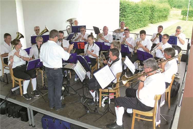 Im Wandelgang der römischen Tempelanlage hatten die Winzer-Musikanten ihre portable Bühne aufgebaut und erfreuten mit flotten Weisen.  TE