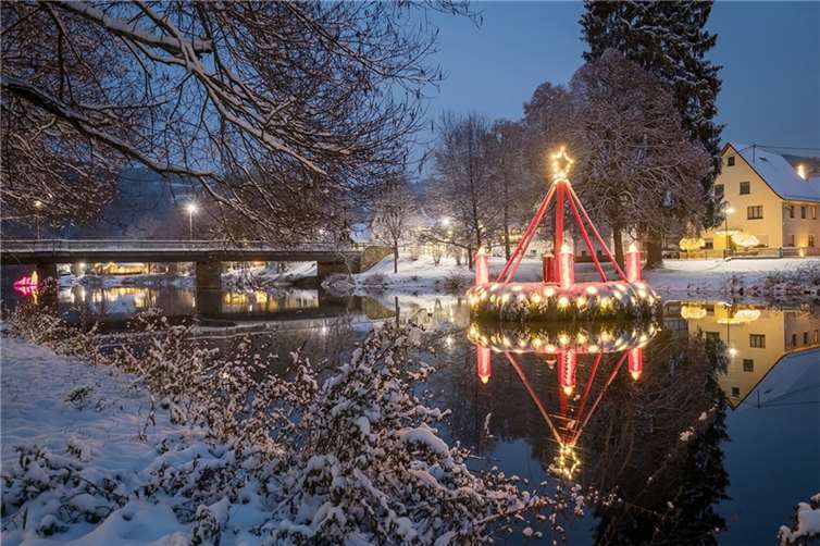 Weihnachtsdorf Waldbreitbach erstrahlt wieder Im Weihnachtsdorf wird es wieder stimmungsvoll, wenn alles in goldenem Glanz erstrahlt.