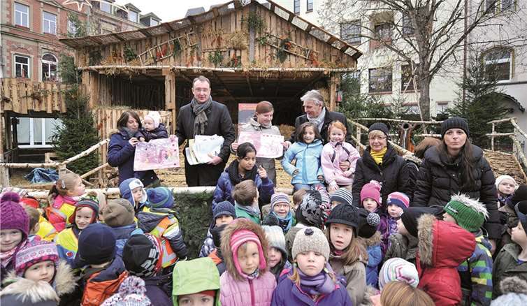 Im Weihnachtsdorf wurden die Bilder der Kinder zum Mal- und Bastelwettbewerb der städtischen Gesellschaft Andernach.net an Henning Oster, Filialleiter der Sparda-Bank überreicht.  Privat