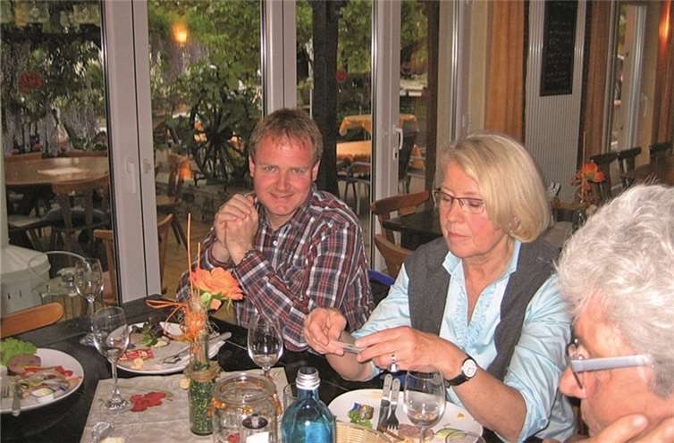 Im Weingut ließen sich die Teilnehmer der Tagesfahrt Essen und Trinken schmecken.