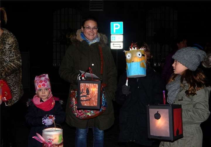 Im Weißenthurmer Martinszug gab es viele phantasievolle Fackeln, viele davon von den Kindern selbst gebastelt.