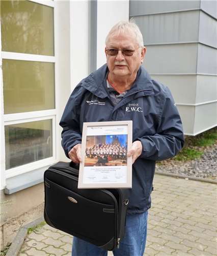 Im Weiteren erhielten die Vertreter des Liederkranz Ahrbrück, des MGV Ahrweiler, des MFC Bad Neuenahr und der Cäcilienchöre Heimersheim zunächst eine Erinnerungsurkunde mit dem aktuellsten Bild des Männerchor „Liederkranz“ Enzen-Hobbensen aus den Händen des 1. Schr.