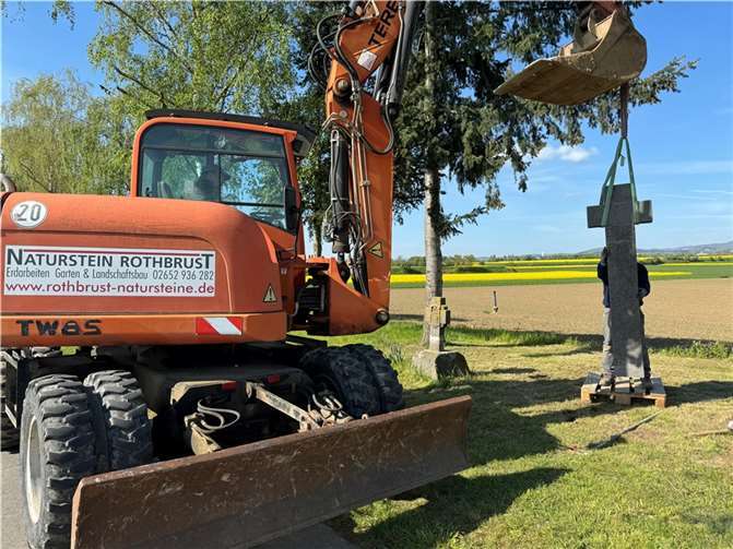 Im Wellinger Weg konnten noch zwei weitere Kreuze aufgestellt werden, die sich bisher auf einem privaten Grundstück befanden. Fotos: privat