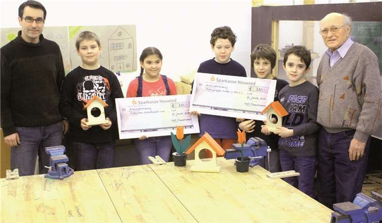 Im Werkraum überreichte Karl Zimmermann fünf Nachwuchs-Schreinern die beiden Schecks.DL