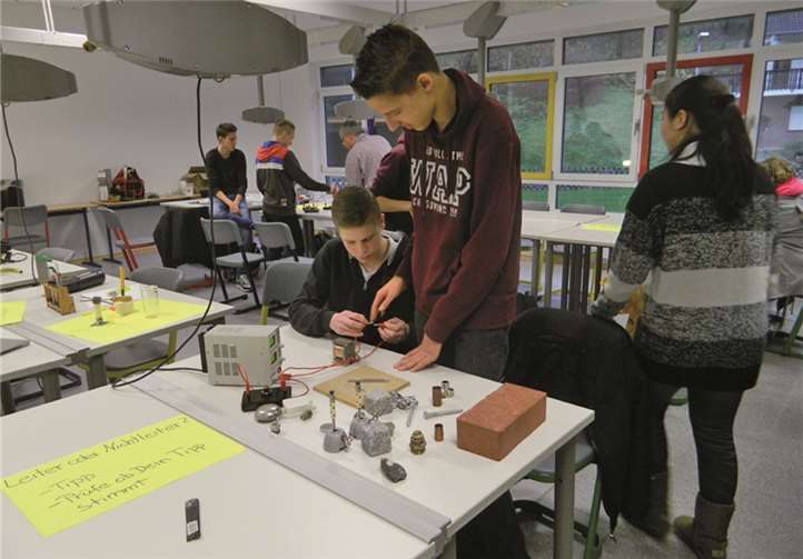 Im Werkraum wurde eifrig unter Aufsicht gearbeitet.