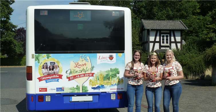 Im Westerwald fährt nun ein Bus Werbung für das Linzer Winzerfest. Tourist-Information Stadt Linz am Rhein