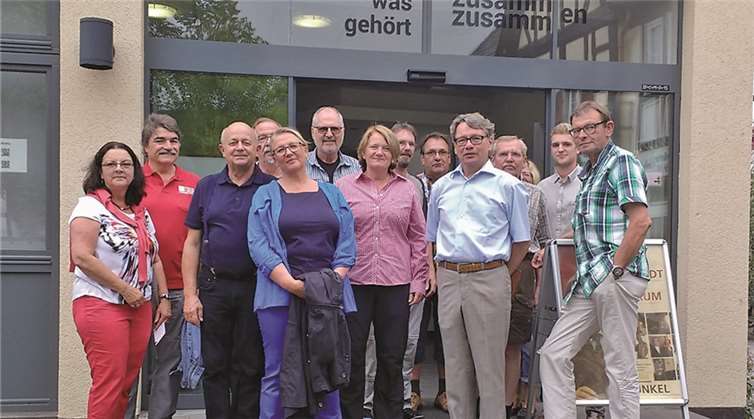 Im Willy-Brandt-Forum in Unkel begann der gemeinsame Nachmittag, in dessen Verlauf sich Landtagskandidatin Birgit Haas (Mitte) vorstellte.privat