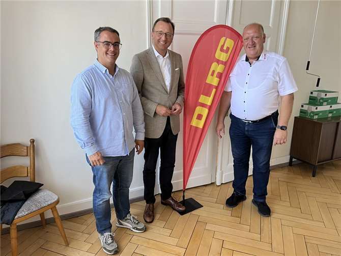 Im Winninger Rathaus tauchte der Koblenzer Bundestagsabgeordnete Josef Oster (Mitte) tief ins Thema DLRG ein. Der Vorsitzende der DLRG Untermosel Michael Fischer (rechts) und Kassierer Sebastian Krupp hatten viele Infos für den Politiker parat.  Foto: Michaela Cetto