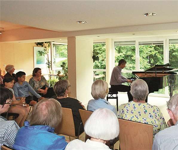 Im Wintergarten spielt Marcus Baban am Flügel.