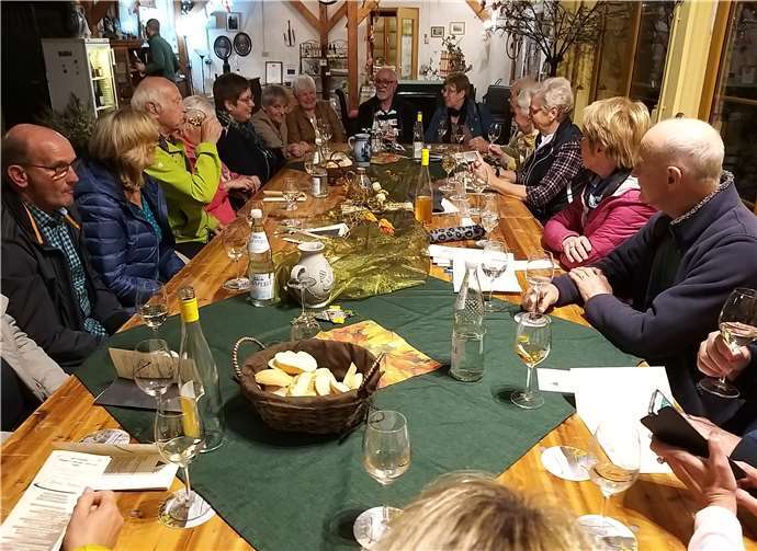 Im Winzergut ließ die Wandergruppe sich einen guten Tropfen schmecken.Fotos: privat