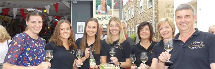 Im Winzerhof der amtierenden Ellenzer Weinkönigin Christina herrschte erneut großer Besucherandrang. Fotos: TE