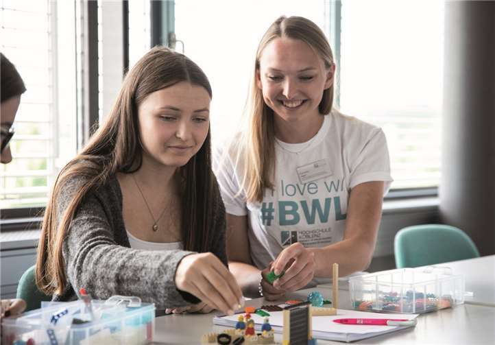 Im Workshop des Studiengangs Management, Führung und Innovation lernten die Schülerinnen aus Mayen die Methode „Design Thinking“ kennen. Systematisch und im Team lösten Sie die Aufga-benstellung des Workshops und setzen dazu Lego Serious Play ein.Foto: Dennis Penner
