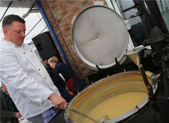 Im XXL-Format wurde bei den Stadtsoldaten die Erbsensuppe gekocht.