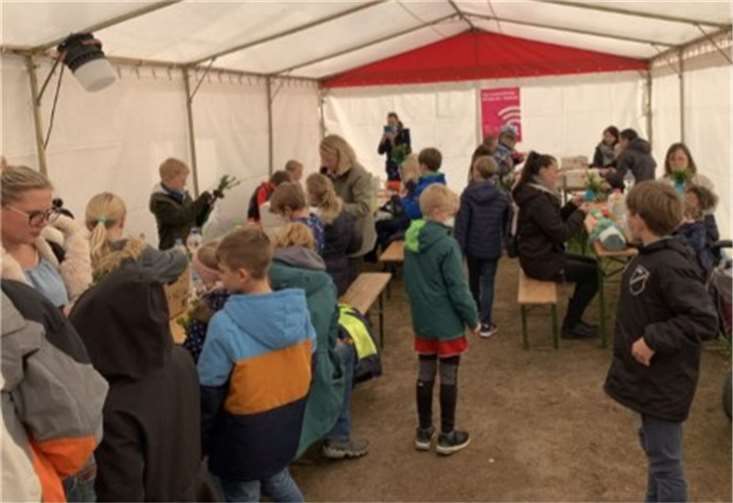 Im Zelt am Pfarrzentrum Heimerzheim wurde gemeinsam für Palmsonntag gebastelt.  Foto: privat