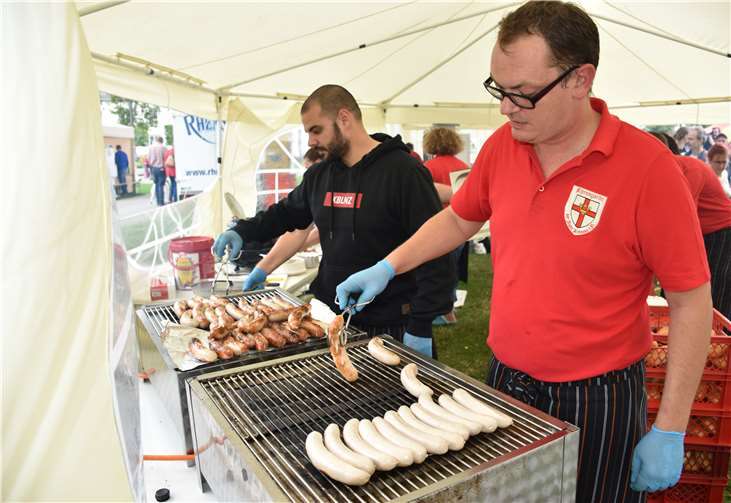 Im Zelt der Ehrengarde wurdennicht nur Würstchen gegrillt sondern auch einige Spezialitäten.