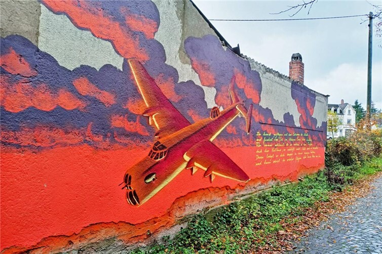 Im Zentrum des Graffitis steht der britische Halifax-Bomber, der im Sommer 1942 für 4 Besatzungsmitglieder zum Grab wurde.