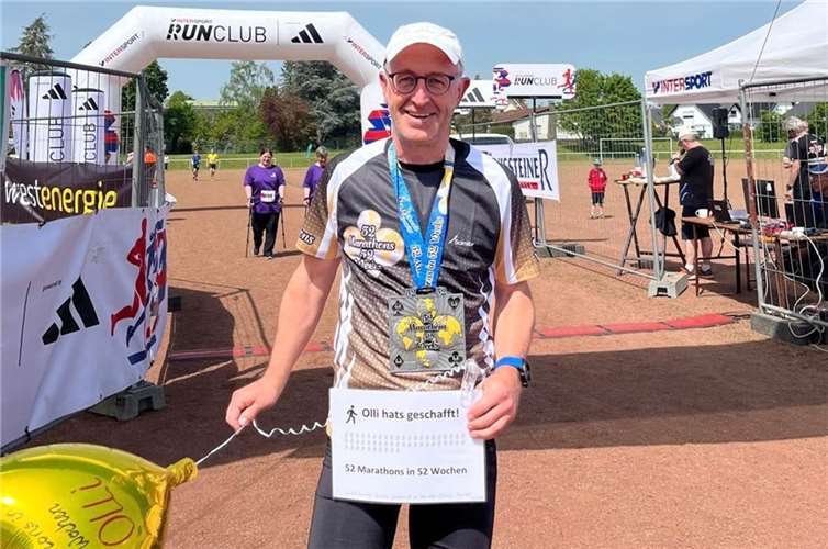 Im Ziel: Der Freizeitläufer Olli Michaelis beim Vulkan-Marathon. Fünf Paar Laufschuhe hat er in 52 Wochen durchgelaufen. Sein Haus- und Hoflieferant war stets mit neuem Schuhwerk zur Stelle.  Foto: privat