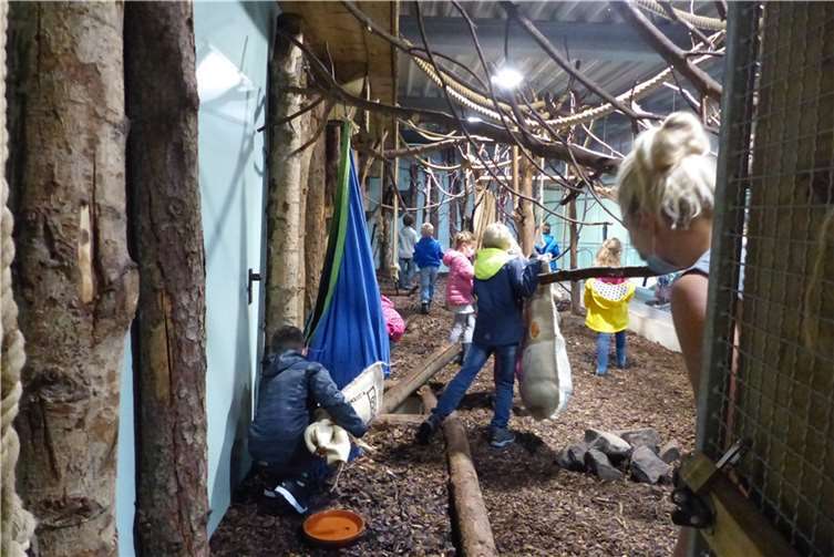 Im Zooworkshop basteln die Kinder Spielzeug für die Zootiere. Foto: Zoo Neuwied