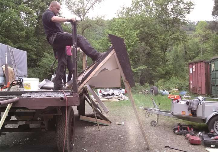 Im Zuge der Abwrackaktion wurde auch das Außengelände von Unrat befreit. Privat