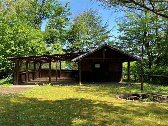 Im Zuge der Bauarbeiten wird die Grillhütte Wirzenborn an Wasser, Kanal und Strom angeschlossen und kann dann wieder in Betrieb genommen werden.