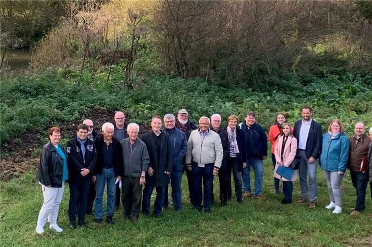 Im Zuge des Förderantrags: „Schwammlandschaft Holzbachaue – Naturvernetzung" hatten sich Vertreter von Land, Kreis und Kommunen auch frühzeitig und vor Ort zur Erörterung und weiteren Abstimmung der Projektskizze an der Hölzchens Mühle in Puderbach getroffen. Jetzt kam die Bewilligung aus Berlin.Foto: Thomas Herschbach