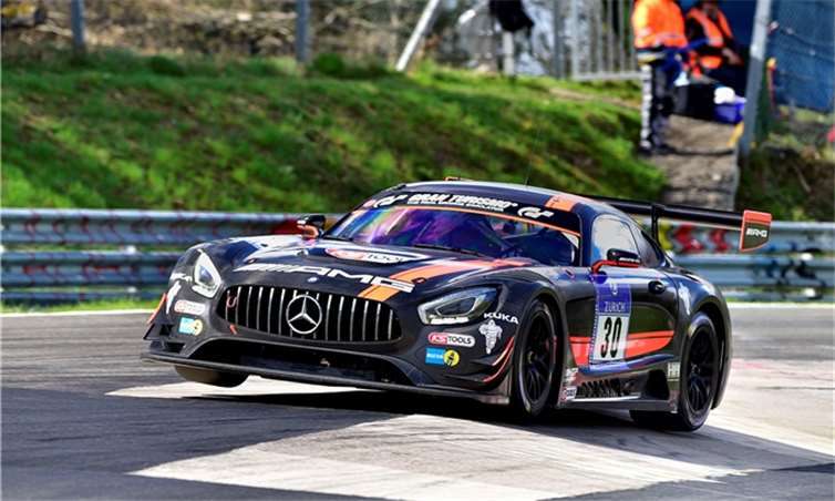 Im Zweikampf der Manthey Porsche mit dem Haribo Mercedes-AMG GT 3.