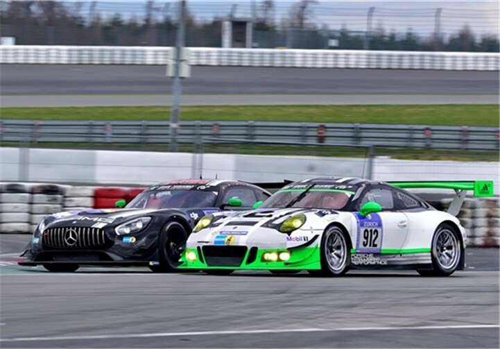Im Zweikampf der Manthey Porsche mit dem Haribo Mercedes-AMG GT 3.