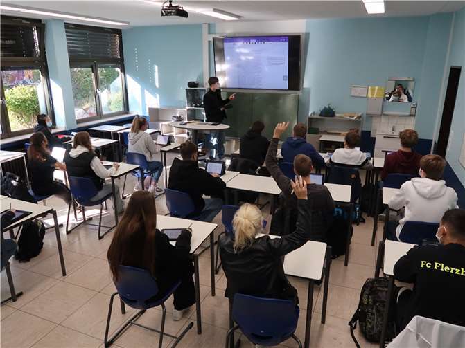 Im aktuellen Jahrgang 10 (EF) hat jede Schülerin und jeder Schüler für den Rest seiner Laufbahn am SGR vom Schulträger ein iPad mit Stift und Tastatur erhalten.Foto: Sarah Leßenich
