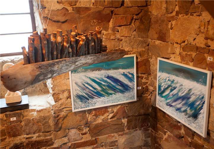 Im altehrwürdigen Uhrturm von Dierdorf werden Kunstwerke im Lichtspiel gezeigt. Wolfgang Tischler