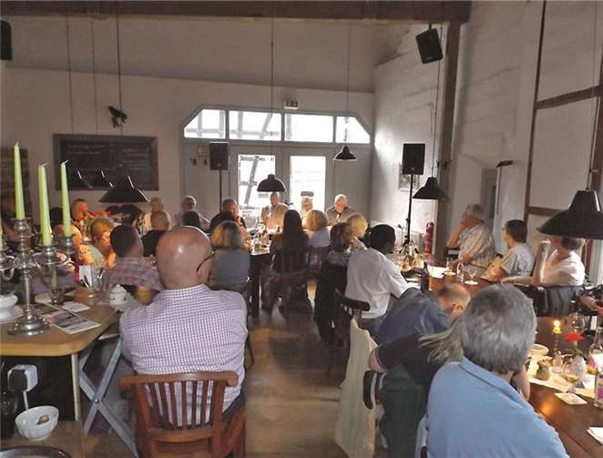 Im ausverkauften Gastraum der „Alten Krähe“ lasen die Mitglieder des Litera-Tour-Terzetts drei Krimis vor. SP
