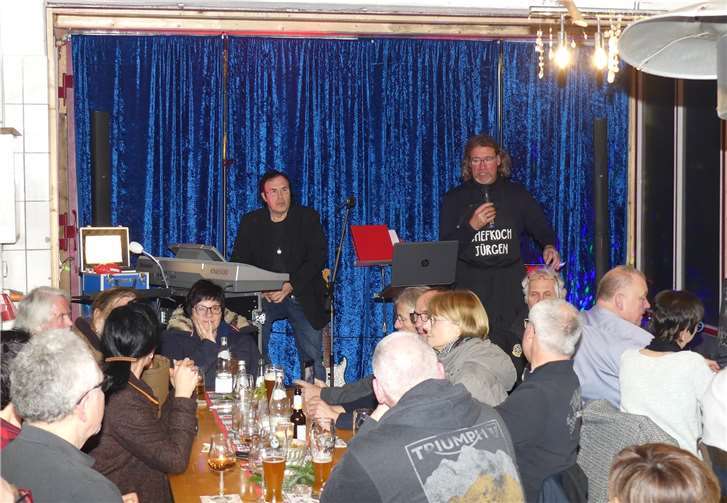 Im beliebten Café zur Tanke wurden in der hauseigenen Musikschmiede Livemusik und Gaumenfreuden geboten.Fotos: TE