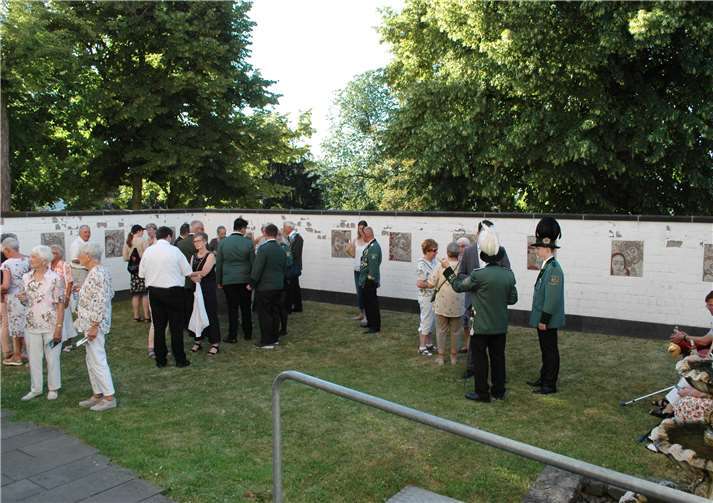 Im benachbarten Paradiesgarten gab es im Anschluss an das Festhochamt einen kleinen Umtrunk.