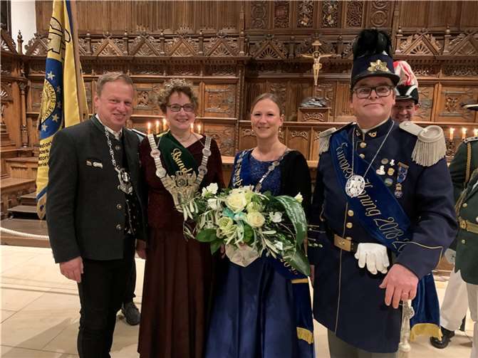 Im berühmten Friedenssaal des Historischen Rathauses Münster wurden Bundeskönigin Andrea Reiprich und Prinzgemahl Thomas Herschbach sowie die amtierende Europakönigin Svenja Reher und ihr Vorgänger Leo Nissen (Niederlande) von Bürgermeisterin Angela Stähler empfangen.  Foto: HOERB KOMMUNIKATION