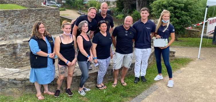 Im berühmten Geldkoffer übergab der Stammtisch eine Spende an den Junggesellen-Verein. Foto: privat