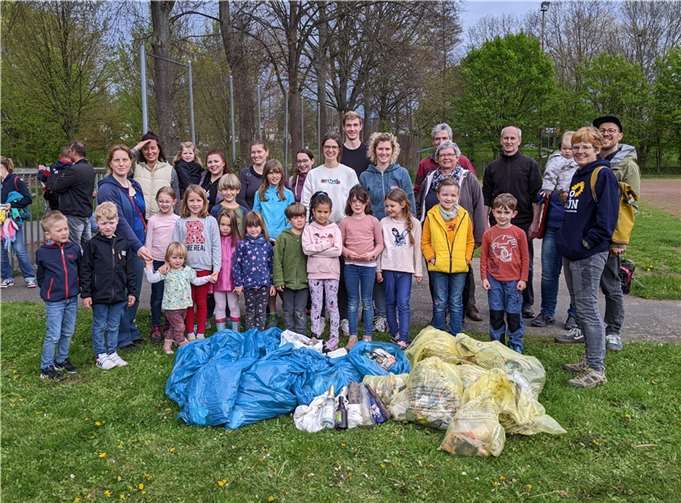 Im besonderen Fokus stand deshalb auch die Mülltrennung direkt vor Ort, bei der die Kinder mit Eifer dabei waren und viel praktisch lernen konnten. Quelle: Bündnis90/Die Grünen Meckenheim